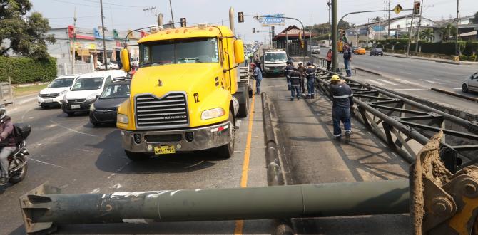 El poste colapsó sobre la vía a Daule y afectó a un vehículo.