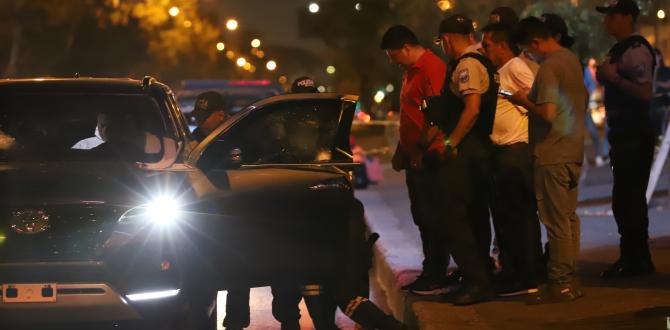 Los policías llegaron a la escena del crimen.