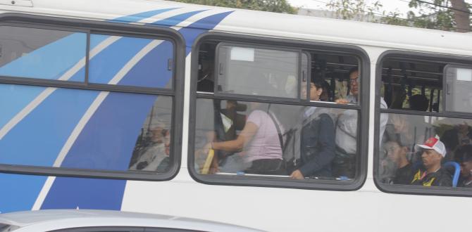 Las unidades de buses que están trabajando en Guayaquil se encuentran llenas de pasajeros.