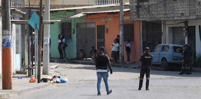 Agentes policias recaban indicios balísticos.