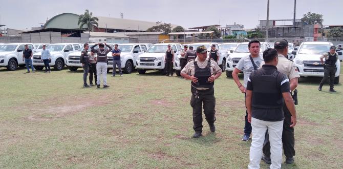 Se observan las camionetas entregadas para la subzona Guayas.