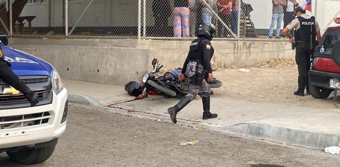 Allí junto a la moto quedó la pareja inerte.