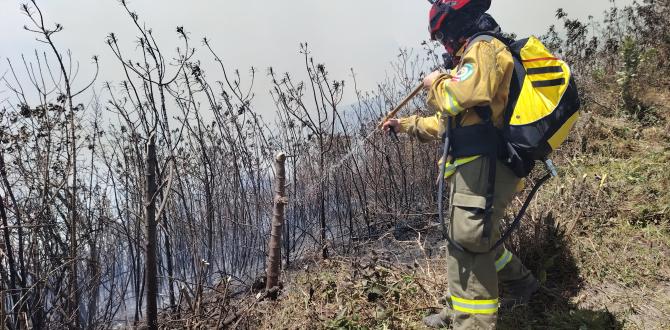 Bomberos quedaron atrapados en medio del fuego y el espeso humo, en Sigchos.