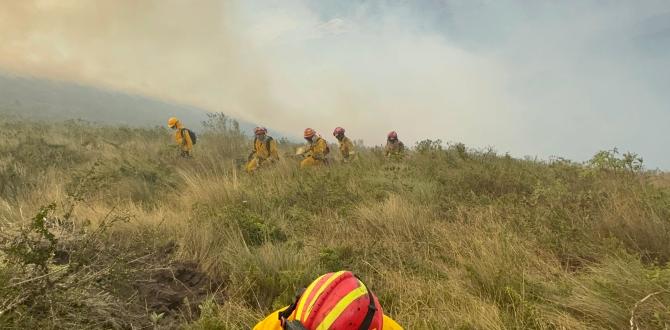 Bomberos quedaron atrapados en medio del fuego y el espeso humo, en Sigchos.