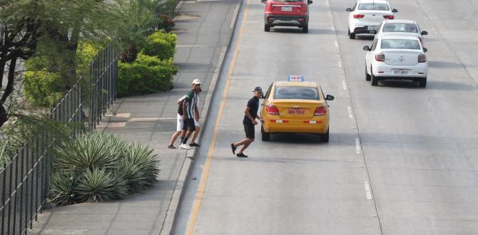 En la Av. Francisco de Orella, peatones cruzan sin usar el paso elevado.