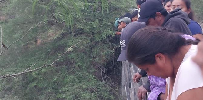 Las personas miraban el cadáver que estaba en el agua.