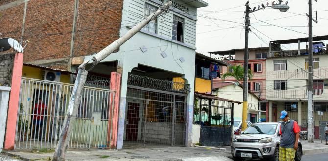 El poste se viró como consecuencia de un accidente de tránsito.