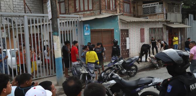 Personas observan en uno de los lugares donde se dieron los hechos, esta tarde, en Durán.