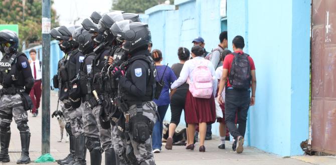 Los padres de familia se sorprendieron al ver varios patrullajes en el colegio.