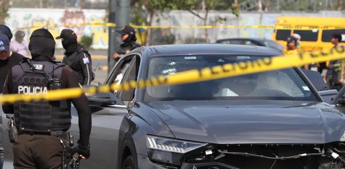 Un auto baleado quedó abandonado en estacionamiento del teatro.