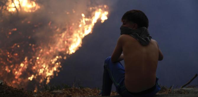 Ciudadanos han tenido que salir de sus casas por los incendios en Quito.