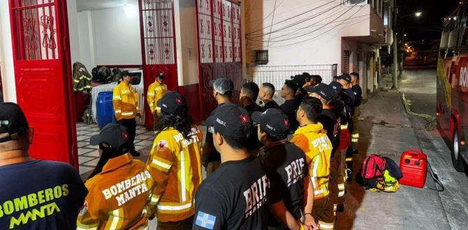 Bomberos de Manta antes de viajar a Latacunga.