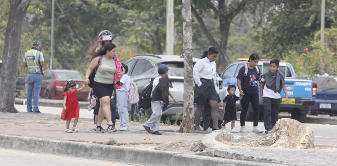 Las personas quedaban admiradas al ver el incendio forestal.