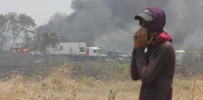 Personas trataban de no inhalar el humo negro.