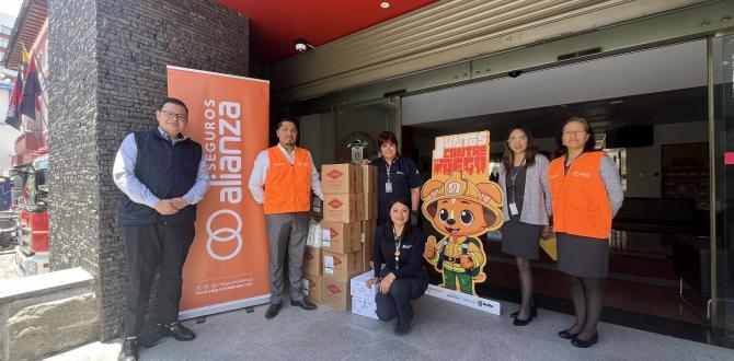 Personal de Seguros Alianza tras la entrega de la ayuda para la capital.