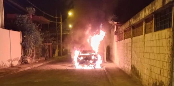 Así quedó el vehículo incinerado en Portoviejo.