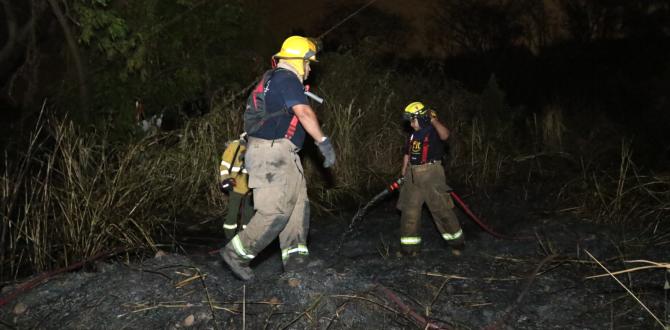 bomberos en incendio en vía a la Costa