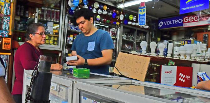 Varios negocios colocaban letreros en sus vitrinas informando la falta de focos recargables.