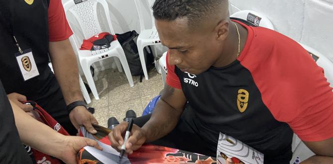 Una camiseta del  Manchester United, con la foto de Valencia, firmó    el jugador  en el camerino.