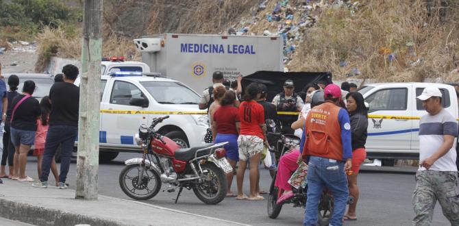 Varios curiosos en el cerro Las Cabras, lugar donde fue encontrado el cuerpo de un hombre desmembrado.