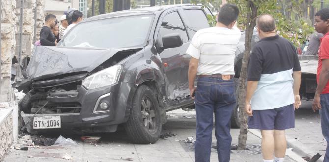 Una camioneta DMax doble cabina estuvo implicada en el accidente.