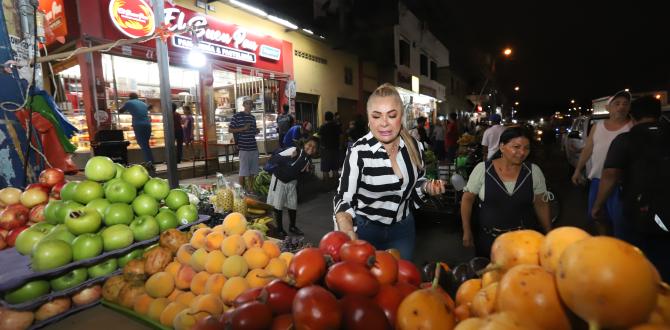 Loren Cedeño mientras compraba frutas en su barrio, donde es bien conocida.