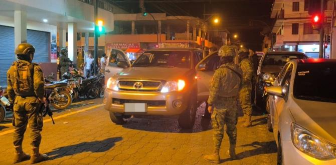 La Policía Nacional patrulla las calles de Quinindé por el alto índice de delincuencia.