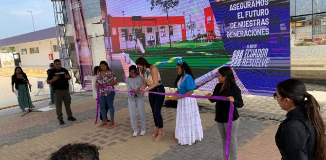 Alegría Crespo, acompañada de estudiantes y madres de familia, en la inauguración del nuevo plantel educativo en Guayaquil.