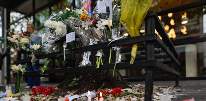 Muestras flores y mensajes frente al hotel donde falleció el exintegrante de la banda One Direction.