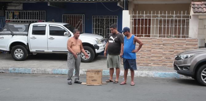 Moradores colocaron un cartón y una vela en señal del luto por la persona fallecida.