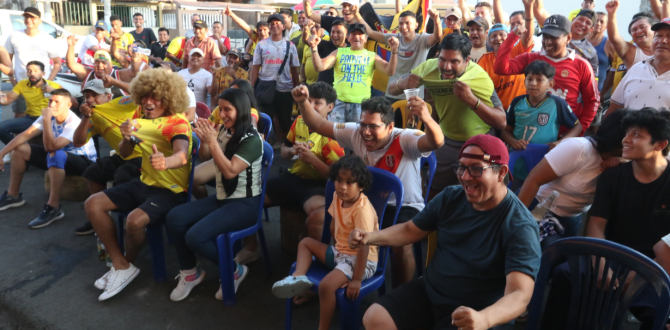 Hinchas celebran los goles de sus equipos en el Clásico del Astillero.