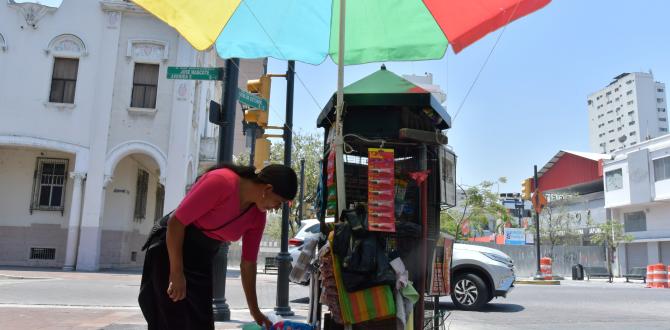 Margarita Gueyña espera por la apertura de la calle, para volver a vender en la sombra.