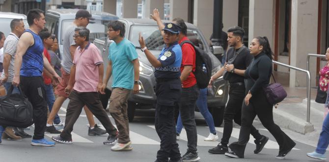 Agentes metropolitanos en el centro de Guayaquil ayudando a controlar el tránsito.