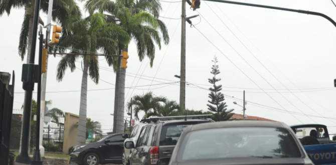 Semáforos apagados en una intersección de Lomas de Urdesa.