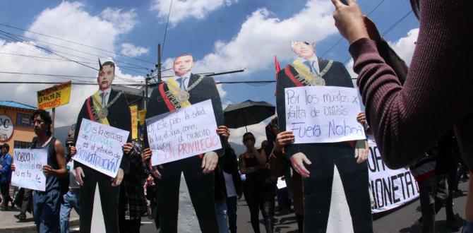 Los manifestantes llevan imágenes del presidente Daniel Noboa.