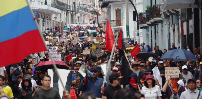 Ciudadanos protestan en el centro de Quito en contra del presidente Daniel Noboa y la crisis energética.