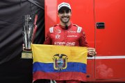 El piloto Juan Manuel Correa con la bandera de Ecuador y el trofeo tras ganar la última válida de la European Le Mans Series.