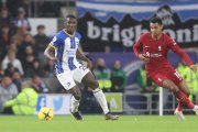 El volante Moisés Caicedo (i) está en la mira de Chelsea y Liverpool por sus destacadas actuaciones con el Brighton.