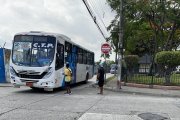 Los controladores, con una libreta en su mano, esperaban a dos buses que pasaran por esa esquina.