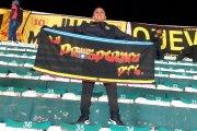 Juan Francisco Anchundia en el estadio Hernando Siles de La Paz con la bandera de La Prosperina.