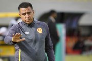 El técnico de Aucas, César Farías, es castigado por una acción violenta.