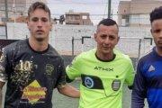 William Tapón junto al arbitro del torneo y el capitán del equipo adversario, momentos antes del ataque violento