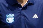 Óscar Cortés (der.) fue presentado en Emelec.