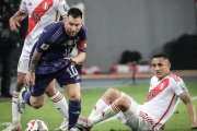 Lionel Messi dejó en el piso a dos jugadores peruanos.