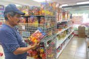 Los últimos días de cada año, los almacenes de fuegos artificiales están 'full' de gente por las ofertas.