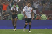 AMDEP7626. RÍO DE JANEIRO (BRASIL), 29/02/2024.- Ezequiel Piovi (d) de LDU reacciona al perder la final de la Recopa Sudamericana entre Fluminense y LDU Quito este jueves, en el estadio Maracaná en Río de Janeiro (Brasil). EFE/ Antonio Lacerda