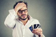 Las tarjetas de crédito pueden ser un dolor de cabeza si acumulas deudas.