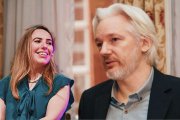 Stella Assange, esposa de Julian Assange, celebró la libertad de su pareja.
