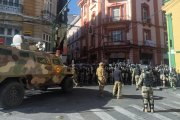 AME6897. LA PAZ (BOLIVIA), 26/06/2024.- Militares hacen presencia con tanques frente a la sede del Gobierno de Bolivia, este miércoles en La Paz (Bolivia). El presidente de Bolivia, Luis Arce, denunció este miércoles "movimientos irregulares" de militares en frente a la sede del Gobierno en la ciudad de La Paz, mientras que ciudadanos y medios locales reportaron la presencia de tanques y militares fuertemente armados.