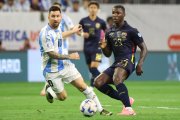 Houston (United States), 05/07/2024.- Argentina forward Lionel Messi (L) in action against Ecuador midfielder Moisés Caicedo (R) during the CONMEBOL Copa America 2024 quarterfinals soccer match between Argentina and Ecuador, in Houston, Texas, USA, 04 July 2024. EFE/EPA/LESLIE PLAZA JOHNSON